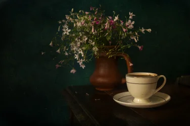 朝のコーヒーと野花