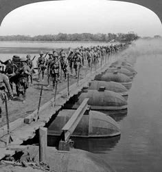 ポンツーンブリッジを横切るマシンガンセクションと歩兵、第一次世界大戦、1914-1918。