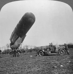 上昇しようとしている観測気球、第一次世界大戦、c1914-c1918。