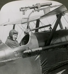 上翼に写真銃が取り付けられたソッピーススカウト、第一次世界大戦、1914-1918。