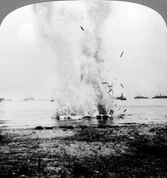 閉じ込められたドイツの潜水艦が沿岸で運転され破壊された、第一次世界大戦、1914-1918