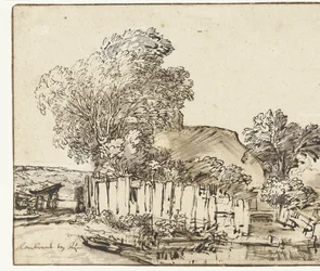 木々に囲まれた白い羽目板のあるコテージ