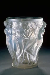 オパールガラス製のバッカンテスの花瓶、1920年頃、ルネ・ラリック（1860-1945）作。フランス、20世紀。