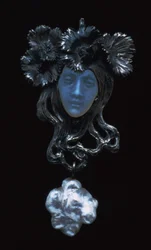女性の顔のペンダント、c1898-1900