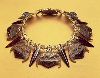 タイガーネックレス、1904年頃（ミクストメディア）