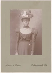 女性の肖像,c.1910年（写真）