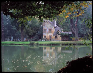 The Hameau de la Reine - The Hameau de la Reineの王妃の家 マリー・アントワネットは、ヴェルサイユ宮殿の公園内にあります。