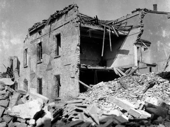 セルミデの爆撃：第二次世界大戦中に深刻な被害を受けた家
