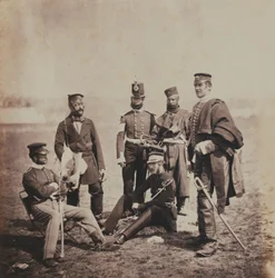 1855年のクリミア戦争に関連する52枚の写真のアルバムからのチャールズトーマスヴァンストラウベンジー准将とバフの将校