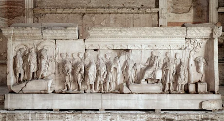 皇帝トラヤヌス（TraianusまたはTraiano）（117-120年）の事実を辿るトラヤヌスのアナグリフ（またはそれ以上）：皇帝が貧しい子供や孤児のために行った慈善活動の場面。エンボス加工された大理石のストッキング。薄暗い。521x16 cm ローマ、フォロ・ロマーノ（ローマの広場）、教皇庁
