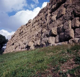 古代ローマ、アルカイック期：姉妹王セルヴィウス・トゥリウスが建設したローマ市の最初の囲いであるセルビアの壁（ムラ・セルヴィアン）の遺跡の風景。紀元前6世紀 イタリア