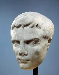 古代ローマのアート。アウグストゥスの顔（オクタヴィアヌスまたはオクタヴィアン、紀元前63年から紀元後14年。ローマの初代皇帝。紀元前27年から20年の間にコスで発見された彫刻）。)パリ、ルーヴル美術館（Musee Du Louvre