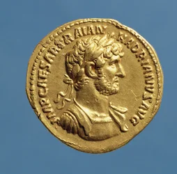 ハドリアヌス帝（AD 117-AD 138）のアウレウス（表側）は、月桂樹の花輪をかぶって、覆い隠し、覆いをしました。 （ゴールド）碑文：IMP CAESAR TRAIAN HADIANVS AVG