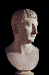 ローマ皇帝ティベレ（ティベリオ・クラウディオ・ネローネ、紀元前42年～紀元後37年）の息子、若き日のドルスス（紀元後23年没）の胸像。大理石彫刻。紀元1世紀パリ、ルーヴル美術館