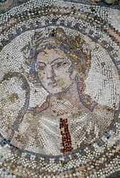 女性の顔、ローマ時代の都市ヴォルビリスのモザイク画（ユネスコ世界遺産登録