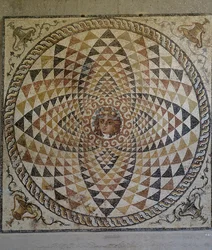 ギリシャ、コリントのローマ時代の別荘で発見されたディオニュソスを中央に配した幾何学模様のモザイク（ローマ文明、紀元後2世紀後半から3世紀前半）。