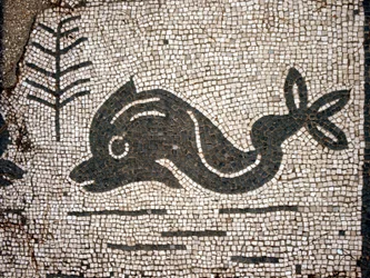オスティア（Ostia）anticaのCorporazioniの広場のモザイクの後のイルカの表現。