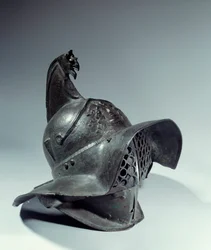 ローマ時代のアンティーク。戦闘時に使用する「グラディエーター・ヘルメット」。ポンペイを探すパリ、ルーヴル美術館（Musee Du Louvre