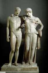 ローマの芸術"Oreste et Electre" - ポッツォーリ（Pozzuoli）の大理石彫刻 紀元1世紀、Dim.160 cm - Museo Archeologico Nazionale, Naples - ローマ時代の文明。エレクトラとオレステス」-大理石彫刻 (高さ160 cm)
