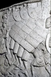 ローマの芸術「第一次世界大戦中のローマ人の襲撃」 トラヤヌス帝（53-117）の時代に建設されたローマのトラヤヌスの柱（Colonna Traiana）の浅浮彫りを再現した1862年の金型（低浮彫り）。