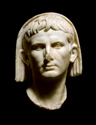 ローマ美術：「アウグストゥス皇帝の頭部（Caius Julius Caesar Octavianus Augustus）」。大理石彫刻 - メリダ、ローマ国立美術館 - ローマ皇帝アウグストゥス（Caius Julius Caesar Octavianus Augustus）の頭部（紀元前63年～紀元後14年） - 大理石彫刻、美術品