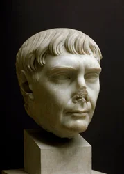 ローマの芸術"トラヤヌス帝（Marcus Ulpius Traianus）（西暦53-117年）の大理石頭部 "イタリア、オスティアの博物館 - トラヤヌス帝（Marcus Ulpius Traianus）（西暦53-117年）の肖像 - ローマの大理石彫刻、帝政期、西暦2世紀 - 考古学博物館。