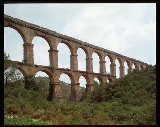 ローマ美術：タラゴナの水道橋（フェレールの水道橋またはポン・デュ・ディアブル）の眺め 1世紀、スペイン（ローマ美術：ローマの水道橋の眺め ポン・デ・レス・フェレール（ポン・デル・ディアブル） タラゴナ、スペイン