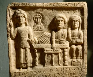 古代都市トリモンティウム（現ブルガリア・プロブディフ）の葬儀の様子を描いたローマ時代のバスレリーフ