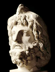 ローマ時代のアート。「ギリシャ・エジプトの死の神、サラピスまたはセラピスの死んだ鳥で覆われたひげ面の頭」 カルタゴの大理石彫刻。2世紀。2世紀、カルタゴの大理石彫刻。60cm パリ、ルーヴル美術館（Musee du Louvre