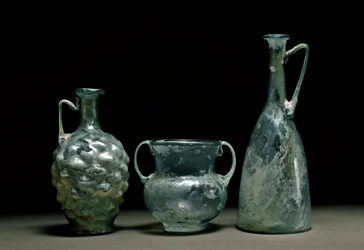 ローマ美術：ガラス瓶と水差し。紀元1～2世紀マドリード国立ローマ美術博物館