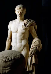 ローマ美術：フォルミア出土の皇帝クラウディウス1世（ティベリウス・クラウディウス・ドルスス）（紀元前10年-紀元54年）像。国立考古学博物館、ナポリ