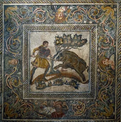 ローマ時代のアート。「イノシシ狩り」 ラス・ティエンダスのローマ人別荘から出土した紀元4世紀のモザイク。スペイン、メリダ、国立ローマ芸術博物館