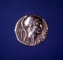アフリカのスキピオ（紀元前235年〜紀元前183年）の肖像が描かれた銀貨。