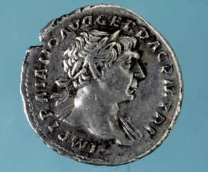 ロマネスク時代の皇帝トラヤヌス（53〜117）の肖像をあしらった銀貨。ミラノのメダグリエのコレクション。