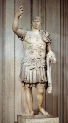 ローマ皇帝トラヤヌス像（マルクス・ウルピウス・トラヤヌスまたはトライアーノ）（紀元53-117年）、立像、軍艦。紀元108年頃。太陽 2 m、パリ、ルーヴル美術館