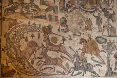 プライベートフラットの3番目の部屋、床のモザイク、Villa Romana del Casale、Piazza Armerina、シチリア、イタリア（写真）