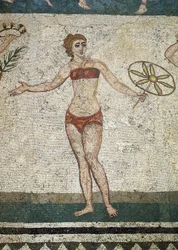 体操に励む若いローマ人。(モザイクの詳細、315-350 AD)