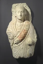 女性の葬送像 オキシリンコス出土 3～4世紀 石灰岩にジェッソと塗料の痕跡あり
