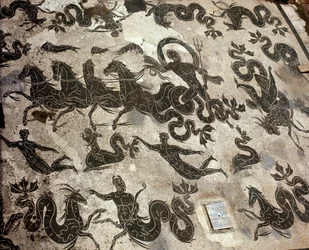 古代のオスティア（Ostia）。イルカや海獣に囲まれた水槽の上のネプチューンの用語のモザイク