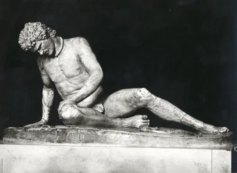 瀕死のガリア、エピゴノスによる紀元前230～220年頃のギリシャの原画のコピー（大理石）（モノクロ写真
