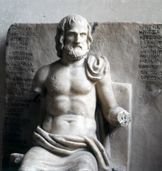 エウリピデス、ギリシャの悲劇詩人。(ローマ帝国時代の大理石）ルーヴル美術館、パリ