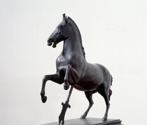 疾走する馬（紀元前4世紀のギリシャの原型を模したブロンズ像