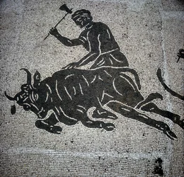 雄牛の屠殺シーンを描いたモザイクで、オスティア（Ostia）（ローマ近郊）で発見された。現在は旧オスティアの消防署に保存されている。