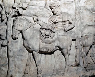 ローマのアート。"A mullet load of loot" トラヤヌス帝（53-117）の時代に建設されたローマのトラヤヌスの列柱（Colonna Traiana）の浅浮彫りを再現した1862年の型。トラヤヌスの柱は、トラヤヌス帝（53-117）の戦勝を記念して建てられました。