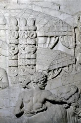 ローマの芸術「トラヤヌス帝（53-117）の時代に建設されたローマのトラヤヌスの円柱（トラジャネの円柱）（コロンナ・トライアナ）の浅浮彫りを再現した1862年の金型。トラヤヌスの柱は、トラヤヌス帝（53-117）の戦勝を記念して建てられました。