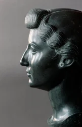 ローマ美術：ローマ皇帝アウグストゥス（オクタヴィアン、Octavianまたはラテン語でGaius Julius Caesar Octavianus）（紀元前61年～紀元後14年）の妻、リヴィア（紀元前55年～紀元後29年）の胸像（Livia Drusilla Augusta）。紀元前31年。玄武岩の彫刻。薄さ0,32m.パリ、ルーヴル美術館
