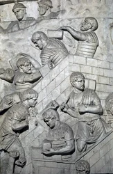 ローマのアート「トラヤヌス帝（53-117）の時代に建設されたローマのトラヤヌスの円柱（トラジャネの円柱）（Colonna Traiana）の浅浮彫りを再現した1862年の金型。トラヤヌスの円柱は