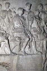 ローマの芸術。「トラヤヌス帝の時代（53-117年）に建設されたローマのトラヤヌスの柱（トラジャネの柱）（コロンナ・トライアナ）の浅浮彫りを再現した1862年の金型。トラヤヌスの柱