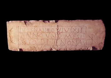ローマの古代遺跡：ジュベナリスと名付けられたロクルス・プラーク、死んだ子供の墓碑銘。ローマのカタコンベから。パリ、ルーブル美術館