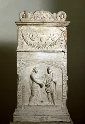 ローマ美術：結婚式の場面を飾る葬祭壇（Junctio dextrarum）-低浮彫り-ローマ、ナツィオナーレ・ロマーノ美術館-結婚の握手（Junctio dextrarum）-大理石の浮彫り、ローマ美術、夫婦の葬祭壇から-ローマ、ナツィオ美術館